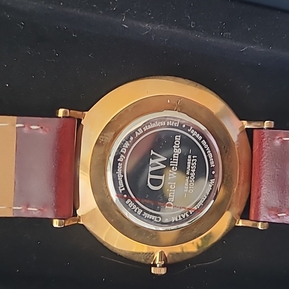 BRAND NEW Leather Daniel Wellington Watch Limited Edition Red Canada Day - Picture 4 of 4